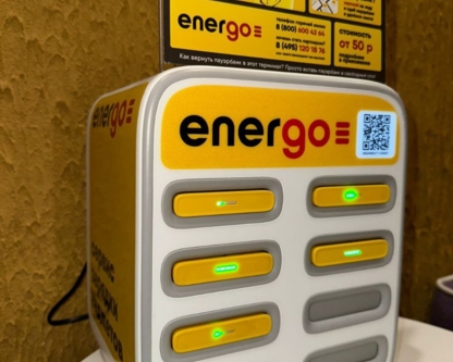 Зарядки для телефонов.